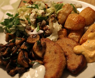 Stekt schnitzel med "snabb hasselbackspotatis", stekta champinjoner och fetaostsallad