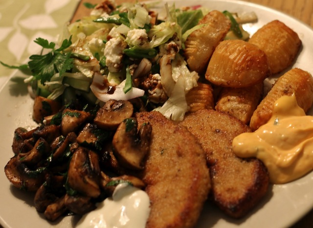Stekt schnitzel med "snabb hasselbackspotatis", stekta champinjoner och fetaostsallad