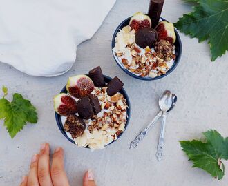 Greek Yoghurt w Dark Chocolate Bliss Balls, Caramelized Almond Crunch & Figs