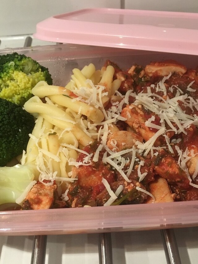 Lunchlåda med pasta och kyckling