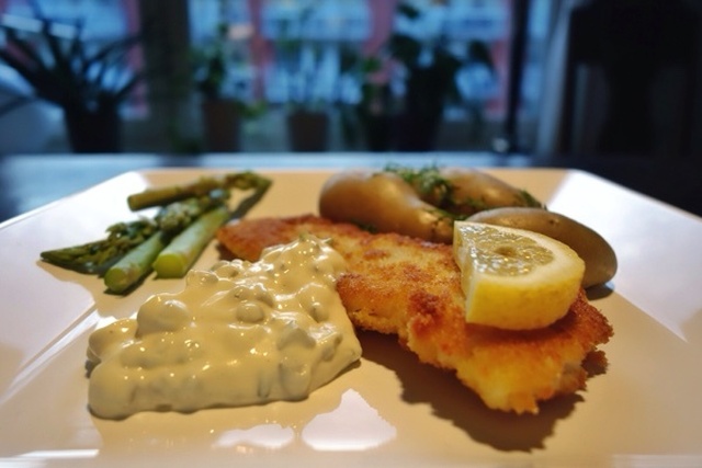 Gigglejuice - gourmetbloggen - Husmansklassiker! Panerad fisk med remouladsås, mandelpotatis och sparris