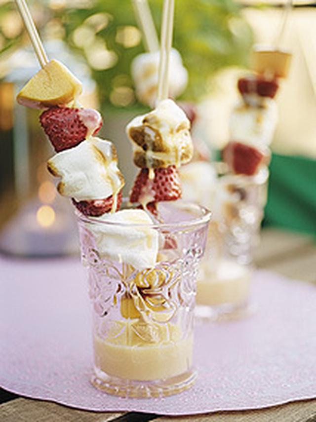 Jordgubbs- och marshmallowspett med vit choklad