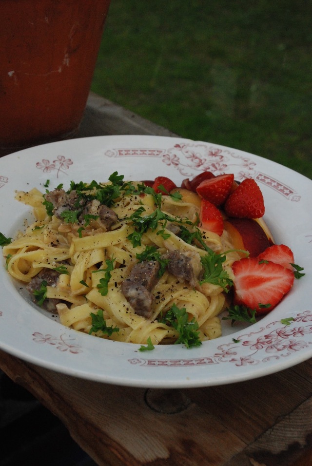 Pastasås med entrecote och karamelliserad lök