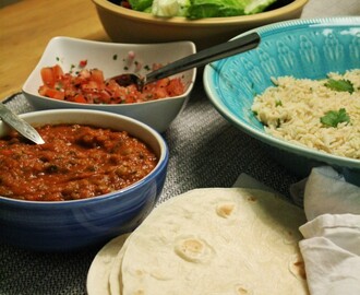 Vegetariska burritos/fajitas med het linsröra, pico de gallo och lime- och korrianderris.