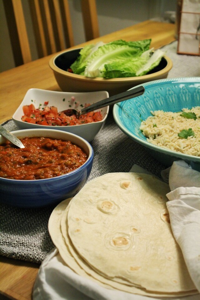 Vegetariska burritos/fajitas med het linsröra, pico de gallo och lime- och korrianderris.
