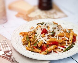 Krämig pasta med sparris och körsbärstomater