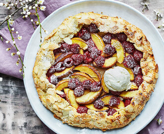 Peach melba-galette med glass