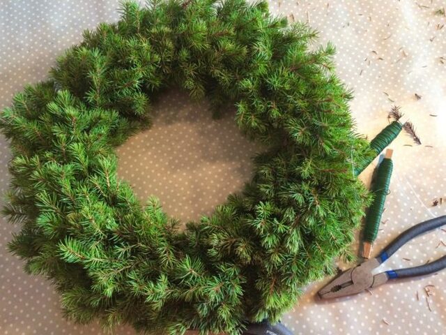 Julpyssel florist: Fin julkrans av gratis material från trädgården