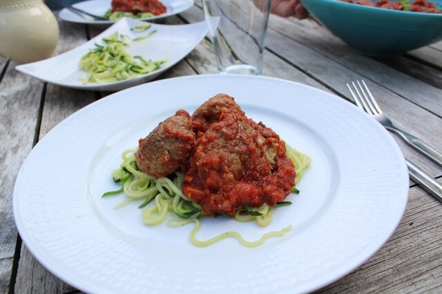 Köttbullar i tomatsås och zucchinipasta