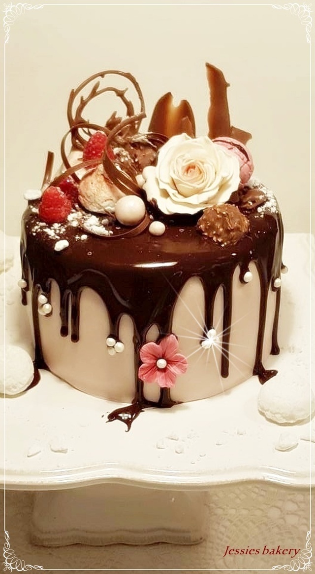 Tårta med hallon, choklad och nötkrämsfyllning