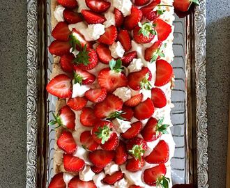 Lättbakad jordgubbstårta för många!