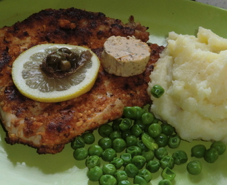 Frasigt mandelpanerad kycklingschnitzel med italienska smaker och sardellsmör