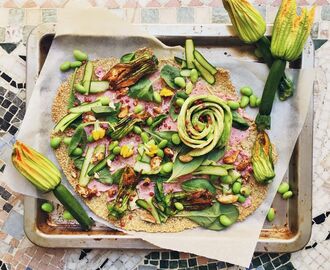 Glutenfritt sesamflarn med parmesan, toppat med rödbetshummus, stekta zucchiniblommor och avokado