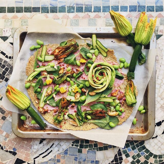 Glutenfritt sesamflarn med parmesan, toppat med rödbetshummus, stekta zucchiniblommor och avokado