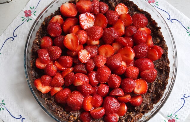 Rå kakao paj med färska jordgubbar