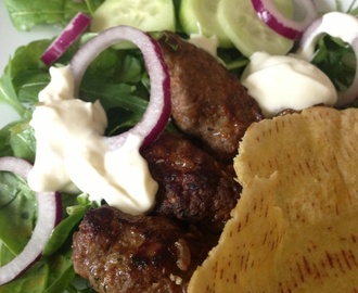 Cevapcici med Pitabröd och vitlökssås