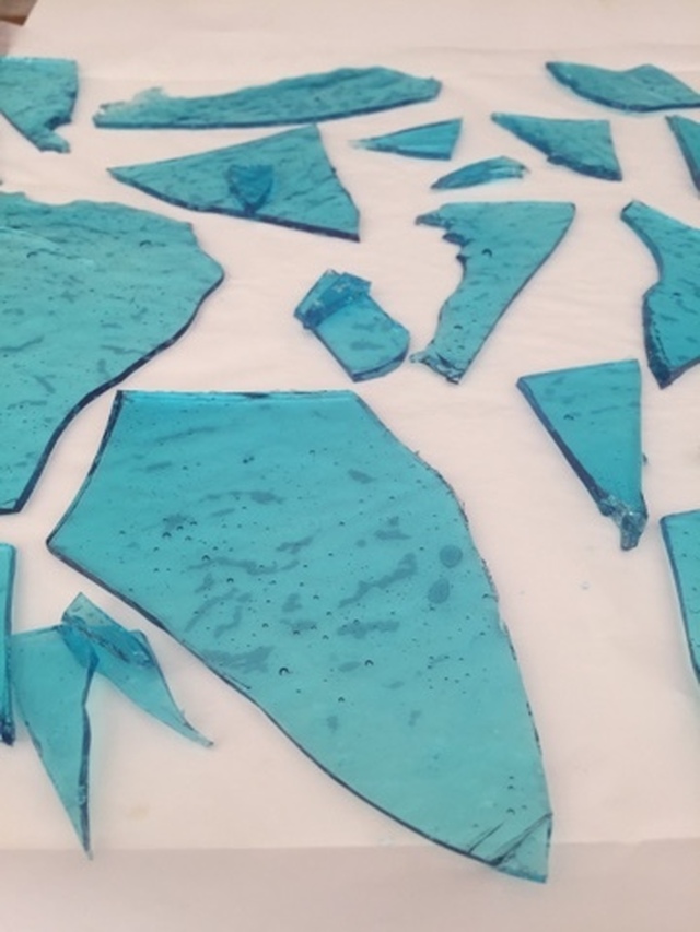 Is skärvor till en tårta med Frozen tema