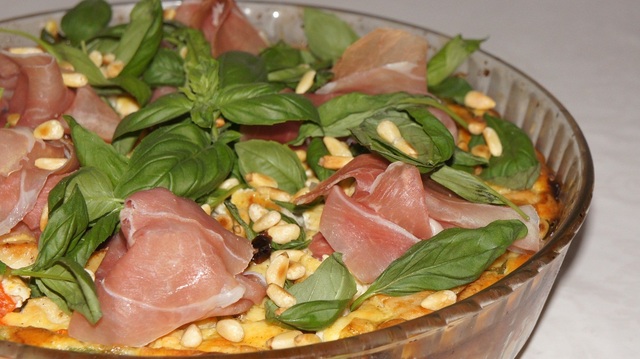 Kyckling & mozzarella paj toppad med lufttorkad skinka, basilika & rostade pinjenötter!
