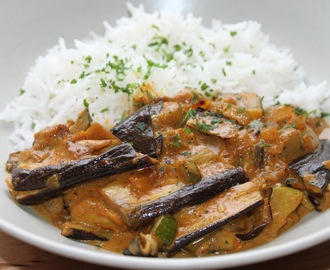 Krämig curry med aubergine och zucchini
