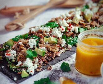 Quinoasallad med oumph, fetaost, avokado och het mangodressing