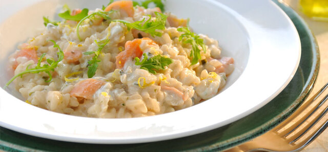 Risotto med rökt lax, gräslök och citron