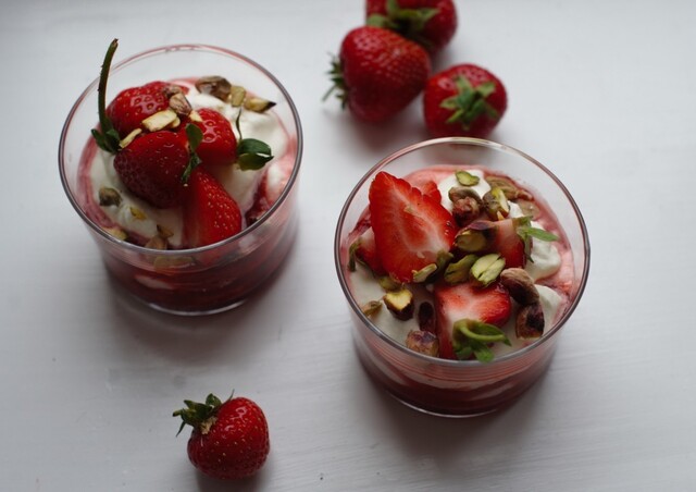Dessertmoln med rabarber och jordgubbar