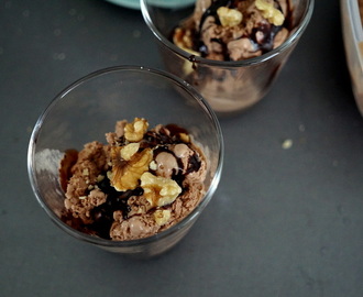Hemgjord chokladglass med valnötter