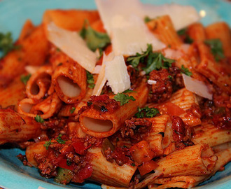 Ragu rigatoni, toppad med parmesan