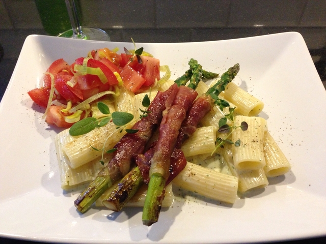 Krämig pasta med salvia, bakade tomater och serranolindad, rostad sparris