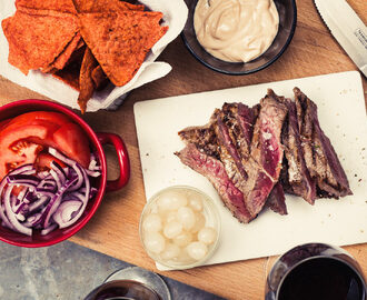 Tapas med grillad biff, nachos och Choron-sås