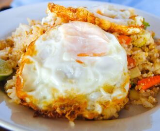 Stekt ris med kyckling och friterat ägg (khao pad gai)