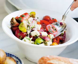 Chunky tomatsalsa med äpple och basilika