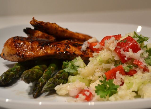 HARISSAMARINERAD KYCKLING MED LCHF TABBOULEH