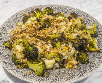 Rostad blomkål- och broccolisallad med kikärter