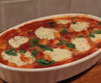 Gnocchigratäng med tomat, mozzarella och basilika