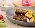 Grekiska biffar med stekt potatis -recept på veganska biffar
