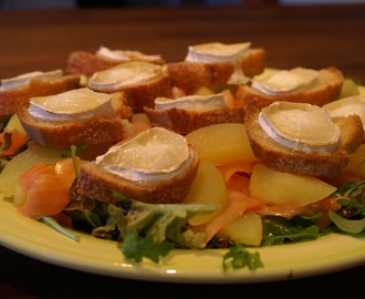 Röktlax och chevresallad med kokta äpplen