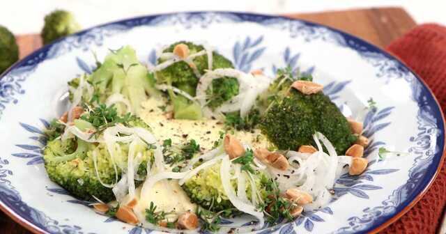Ångad broccoli med äggkräm, snabbsyltad lök och rostad mandel