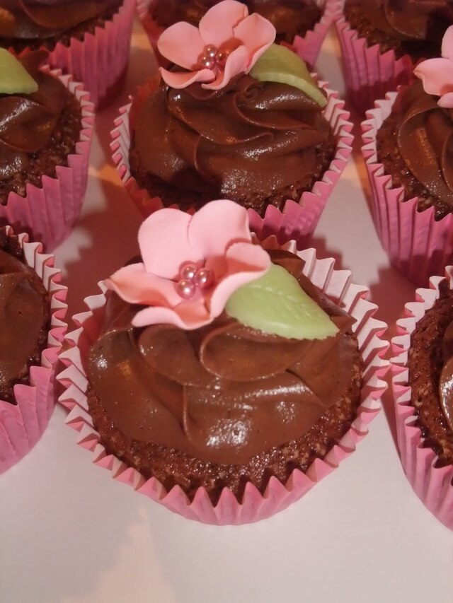 Chokladcupcakes med rosa blommor