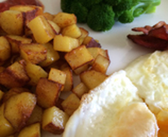 Råstekt potatis med ägg, bacon och broccoli
