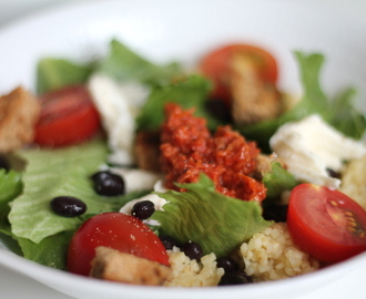 Sallad med svarta bönor, mozarella och tomatdressing