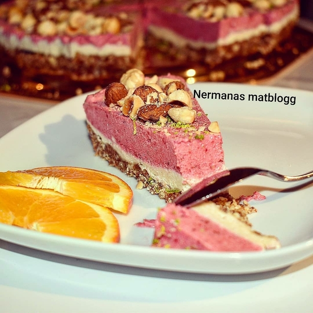 Raw cake tårta med jordgubbar ??

Himmelsk god, nyttig och naturligt cake tårta utan raffinerat socker, mjölkprodukter och uppvärmning