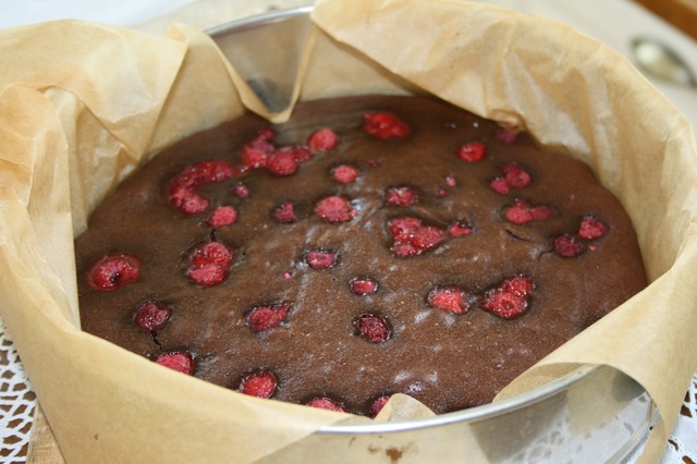 Kladdkaka med hallon, går bra med både färska och frysta hallon.