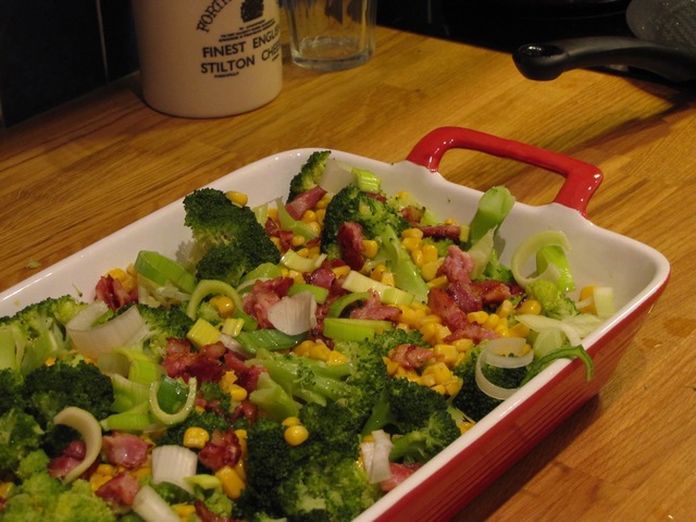 Smidig vardagsgratäng med broccoli, purjo, majs och bacon