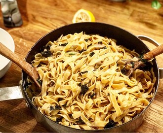Vegan pasta middag, tagliatelle med grönkål, svamp och vitlök