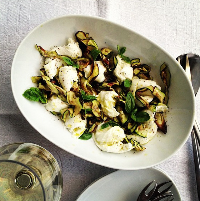 Grönare högtider med Las Moras: Stekt squash med buffelmozzarella, pepprig olivolja och basilika