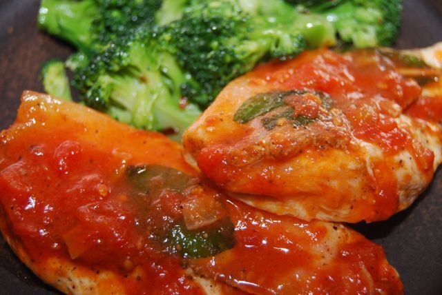 Kycklingbröst med saliva och pancetta i tomatsås