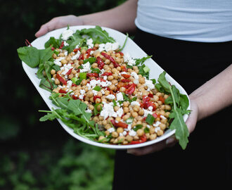 Kikärtssallad med feta och paprika