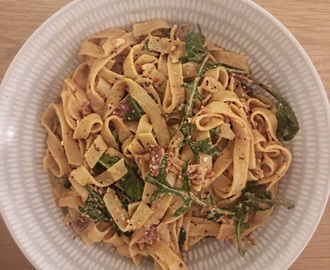 Tagliatelle med bacon och fetaost