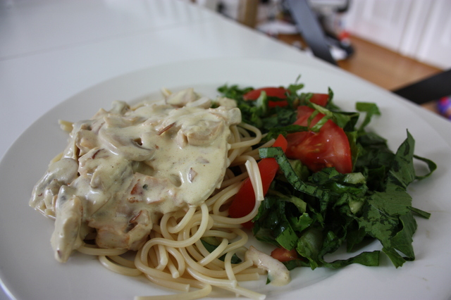 Pastasås med skinka och champinjoner